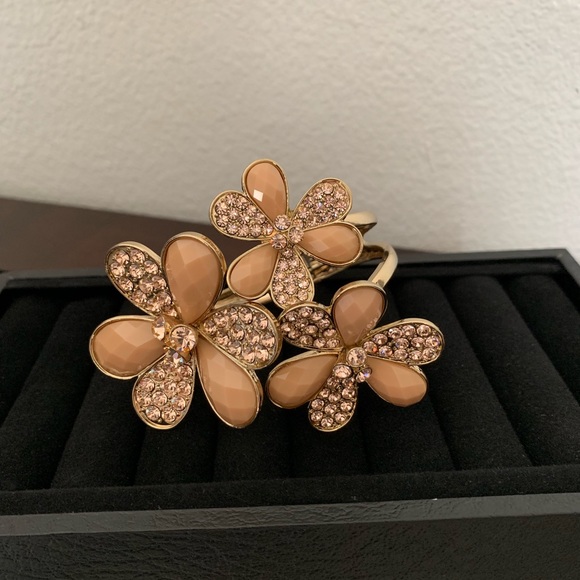 Peach colored jeweled floral clasped bracelet. - Picture 4 of 4